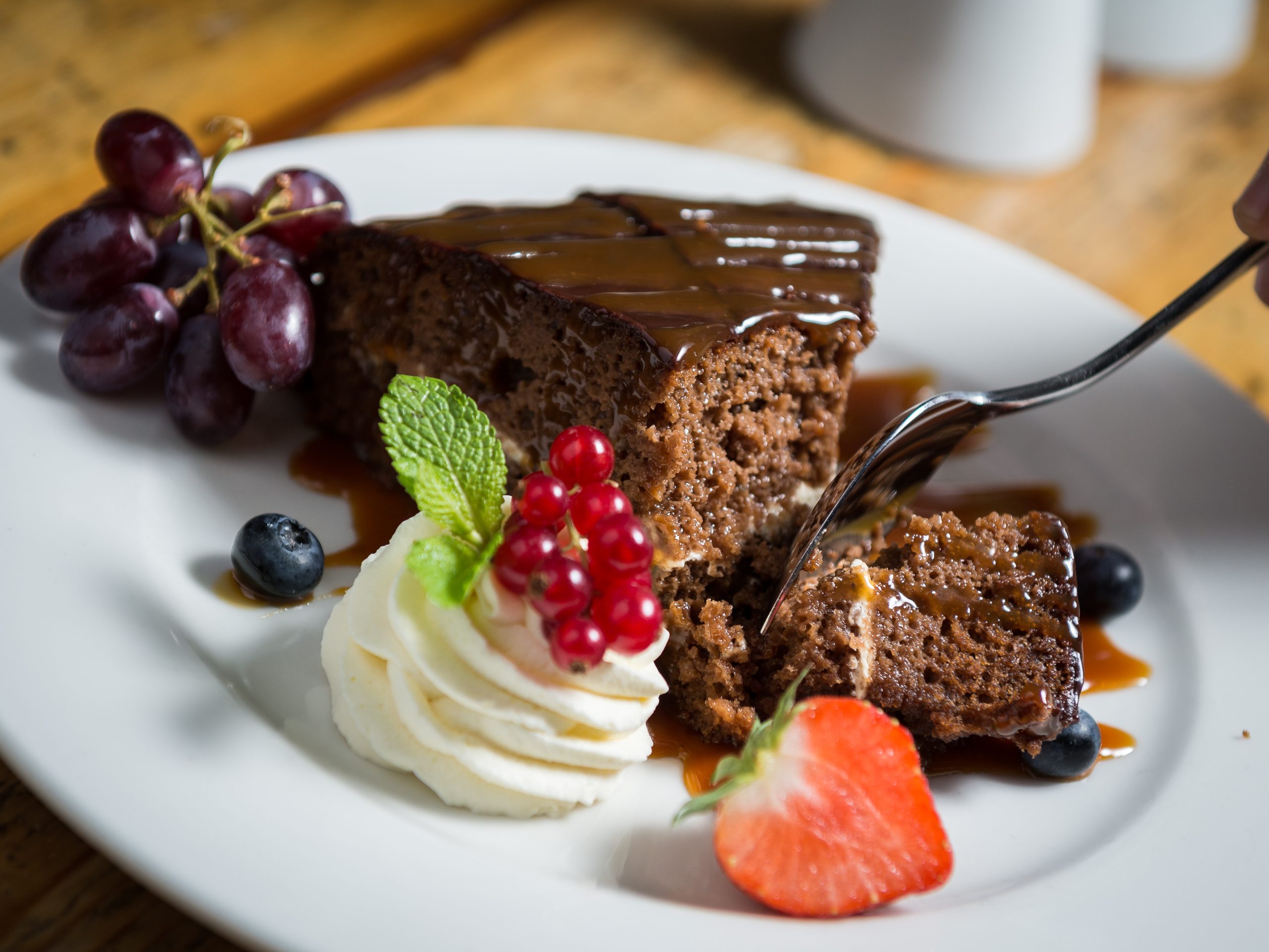 Jfp_food10.17_fullsize (36 of 48) Kaitlin McMahon Sticky toffee pudding with cream, berries, and caramel sauce