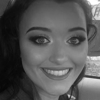 Headshot of Niamh Muldowney, dancer in the Hooley Show at Johnnie Fox’s.